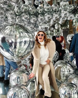 Carmen Becerra Instagram - Días de diversión en NY 

El abrigo tan chuleado es de @monjevy 😉
.
. 
#thesummitonevanderbilt #summit #newyork #invierno