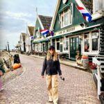 Carmen Becerra Instagram - Un viaje siempre empieza con emoción y termina con melancolía. En este bello lugar terminó nuestro viaje 🇳🇱 Amsterdam capital de los Países Bajos. Una ciudad de cuento. Situada bajo el nivel del mar, construida sobre pilotes de madera que cuenta con más 150 canales y un montón de puentes . El medio de transporte más importante es la bicicleta, literal hay más bicis que habitantes. Es muy importante mirar a la izquierda y a la derecha al cruzar las calles ya que algunos ciclistas pueden ir bastante rápido y les aseguro que no se detienen. 🙆🏼‍♀️🤦🏼‍♀️ Los coffee shops no son precisamente para tomar café 🤣 Los quesos son espectacularmente deliciosos 🧀 🤤 Me encantaría volver algún día 🤘🏻❤️