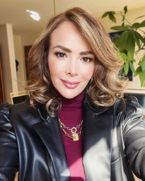 Carmen Becerra Instagram - Les mando besos , feliz jueves! 💋