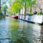 Carmen Becerra Instagram - Un viaje siempre empieza con emoción y termina con melancolía. En este bello lugar terminó nuestro viaje 🇳🇱 Amsterdam capital de los Países Bajos. Una ciudad de cuento. Situada bajo el nivel del mar, construida sobre pilotes de madera que cuenta con más 150 canales y un montón de puentes . El medio de transporte más importante es la bicicleta, literal hay más bicis que habitantes. Es muy importante mirar a la izquierda y a la derecha al cruzar las calles ya que algunos ciclistas pueden ir bastante rápido y les aseguro que no se detienen. 🙆🏼‍♀️🤦🏼‍♀️ Los coffee shops no son precisamente para tomar café 🤣 Los quesos son espectacularmente deliciosos 🧀 🤤 Me encantaría volver algún día 🤘🏻❤️