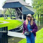 Carmen Becerra Instagram - Un viaje siempre empieza con emoción y termina con melancolía. En este bello lugar terminó nuestro viaje 🇳🇱 Amsterdam capital de los Países Bajos. Una ciudad de cuento. Situada bajo el nivel del mar, construida sobre pilotes de madera que cuenta con más 150 canales y un montón de puentes . El medio de transporte más importante es la bicicleta, literal hay más bicis que habitantes. Es muy importante mirar a la izquierda y a la derecha al cruzar las calles ya que algunos ciclistas pueden ir bastante rápido y les aseguro que no se detienen. 🙆🏼‍♀️🤦🏼‍♀️ Los coffee shops no son precisamente para tomar café 🤣 Los quesos son espectacularmente deliciosos 🧀 🤤 Me encantaría volver algún día 🤘🏻❤️
