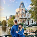 Carmen Becerra Instagram - Un viaje siempre empieza con emoción y termina con melancolía. En este bello lugar terminó nuestro viaje 🇳🇱 Amsterdam capital de los Países Bajos. Una ciudad de cuento. Situada bajo el nivel del mar, construida sobre pilotes de madera que cuenta con más 150 canales y un montón de puentes . El medio de transporte más importante es la bicicleta, literal hay más bicis que habitantes. Es muy importante mirar a la izquierda y a la derecha al cruzar las calles ya que algunos ciclistas pueden ir bastante rápido y les aseguro que no se detienen. 🙆🏼‍♀️🤦🏼‍♀️ Los coffee shops no son precisamente para tomar café 🤣 Los quesos son espectacularmente deliciosos 🧀 🤤 Me encantaría volver algún día 🤘🏻❤️