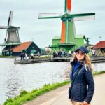 Carmen Becerra Instagram - Un viaje siempre empieza con emoción y termina con melancolía. En este bello lugar terminó nuestro viaje 🇳🇱 Amsterdam capital de los Países Bajos. Una ciudad de cuento. Situada bajo el nivel del mar, construida sobre pilotes de madera que cuenta con más 150 canales y un montón de puentes . El medio de transporte más importante es la bicicleta, literal hay más bicis que habitantes. Es muy importante mirar a la izquierda y a la derecha al cruzar las calles ya que algunos ciclistas pueden ir bastante rápido y les aseguro que no se detienen. 🙆🏼‍♀️🤦🏼‍♀️ Los coffee shops no son precisamente para tomar café 🤣 Los quesos son espectacularmente deliciosos 🧀 🤤 Me encantaría volver algún día 🤘🏻❤️