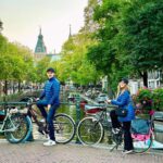 Carmen Becerra Instagram - Un viaje siempre empieza con emoción y termina con melancolía. En este bello lugar terminó nuestro viaje 🇳🇱 Amsterdam capital de los Países Bajos. Una ciudad de cuento. Situada bajo el nivel del mar, construida sobre pilotes de madera que cuenta con más 150 canales y un montón de puentes . El medio de transporte más importante es la bicicleta, literal hay más bicis que habitantes. Es muy importante mirar a la izquierda y a la derecha al cruzar las calles ya que algunos ciclistas pueden ir bastante rápido y les aseguro que no se detienen. 🙆🏼‍♀️🤦🏼‍♀️ Los coffee shops no son precisamente para tomar café 🤣 Los quesos son espectacularmente deliciosos 🧀 🤤 Me encantaría volver algún día 🤘🏻❤️
