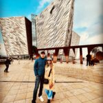 Carmen Becerra Instagram - Un viaje es una gran oportunidad de regresar con nuevas historias . Irlanda 🇮🇪 ☘️ ¿ Qué aprendí y conocí de este lugar ? Este país recibe el apodo de Isla esmeralda. El arpa es símbolo nacional de este país. Tiene los paisajes más bonitos y verdes que mis ojos han visto. El titanic se construyó aquí. La gente toma cerveza como si fuera agua🍻 En toda mi vida no había visto tantas ovejas y vacas 🐑🐄🐑🐄🐑🐄🐑 El trébol es otro de los símbolos que caracterizan a este país ☘️ Tiene Pubs ( bares ) casi en cada esquina 😲 La cerveza Guinness es de aquí . Los duendes también son figuras importantes. Casi todos los dias llueve, así que es muy fácil que, cuando sale el sol, te encuentres con un arco iris. ☔️🌈 Pensé que los alemanes comían mucha papá , pero aquí también 🙆🏼‍♀️ 🥔 #turistafeliz #belfast #dublin