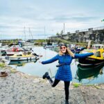 Carmen Becerra Instagram - Un viaje es una gran oportunidad de regresar con nuevas historias . Irlanda 🇮🇪 ☘️ ¿ Qué aprendí y conocí de este lugar ? Este país recibe el apodo de Isla esmeralda. El arpa es símbolo nacional de este país. Tiene los paisajes más bonitos y verdes que mis ojos han visto. El titanic se construyó aquí. La gente toma cerveza como si fuera agua🍻 En toda mi vida no había visto tantas ovejas y vacas 🐑🐄🐑🐄🐑🐄🐑 El trébol es otro de los símbolos que caracterizan a este país ☘️ Tiene Pubs ( bares ) casi en cada esquina 😲 La cerveza Guinness es de aquí . Los duendes también son figuras importantes. Casi todos los dias llueve, así que es muy fácil que, cuando sale el sol, te encuentres con un arco iris. ☔️🌈 Pensé que los alemanes comían mucha papá , pero aquí también 🙆🏼‍♀️ 🥔 #turistafeliz #belfast #dublin