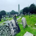 Carmen Becerra Instagram - Un viaje es una gran oportunidad de regresar con nuevas historias . Irlanda 🇮🇪 ☘️ ¿ Qué aprendí y conocí de este lugar ? Este país recibe el apodo de Isla esmeralda. El arpa es símbolo nacional de este país. Tiene los paisajes más bonitos y verdes que mis ojos han visto. El titanic se construyó aquí. La gente toma cerveza como si fuera agua🍻 En toda mi vida no había visto tantas ovejas y vacas 🐑🐄🐑🐄🐑🐄🐑 El trébol es otro de los símbolos que caracterizan a este país ☘️ Tiene Pubs ( bares ) casi en cada esquina 😲 La cerveza Guinness es de aquí . Los duendes también son figuras importantes. Casi todos los dias llueve, así que es muy fácil que, cuando sale el sol, te encuentres con un arco iris. ☔️🌈 Pensé que los alemanes comían mucha papá , pero aquí también 🙆🏼‍♀️ 🥔 #turistafeliz #belfast #dublin
