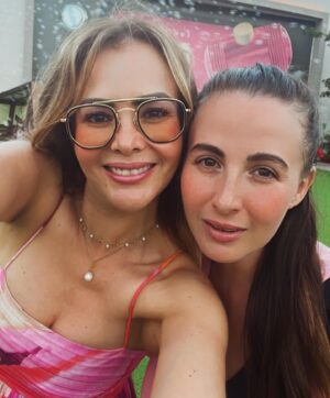 Carmen Becerra Instagram - Chequereteo time con mi chirris y la comadre @marianapob90 . Felicidad total ! 💕🤘🏻 

#familytime #lovemoments #plimplim #happytime #ahijadabella