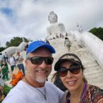 Carmen Gloria Arroyo Instagram – Visitando al #bigbuda 
Recargandonos de buena energía 
Para un 2024 con paz ,salud , amor y muchas oportunidades ,nuevos desafíos y consolidando todo lo logrado 
#Tailandia #vacaciones #love 💘