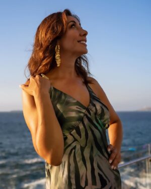 Carmen Gloria Arroyo Instagram - Así fue el primer día de #ArribaViña 

Vestido @eleonore.cl 
Accesorios @isola.joyas 
Maquillaje @danielarojast7 
HairStyle @karimmeplaza 
Styling @lore_flores