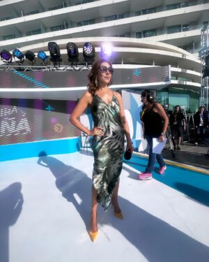 Carmen Gloria Arroyo Instagram - Así fue el primer día de #ArribaViña 

Vestido @eleonore.cl 
Accesorios @isola.joyas 
Maquillaje @danielarojast7 
HairStyle @karimmeplaza 
Styling @lore_flores