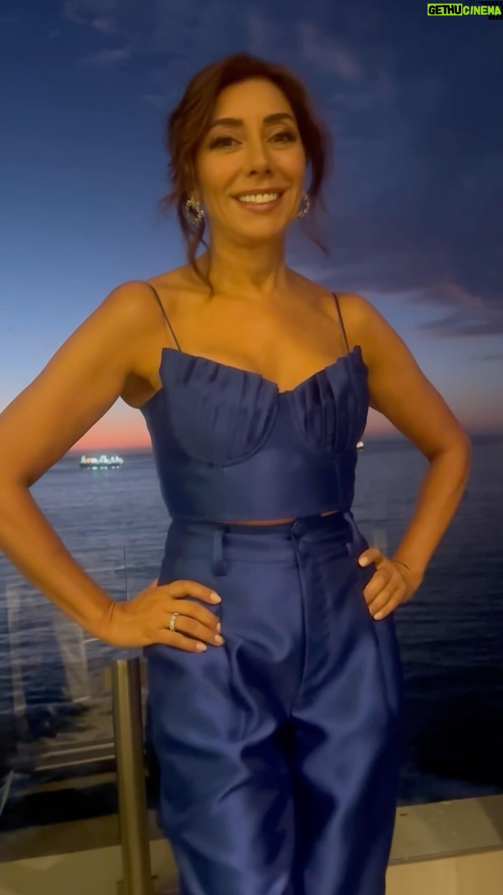 Carmen Gloria Arroyo - 6.7K Likes - Ayer partió oficialmente el festival de viña 2024 con la NOCHE CERO. Este año estaremos trabajando junto a mi querido @desafiochile pero sin dejar de preparamos con todo para estar a la altura de las circunstancias.
Look @eleonore.cl
Joyas @swarovski
Mua @danielarojast7
Hairstyle @karimmeplaza
Styling @lore_flores