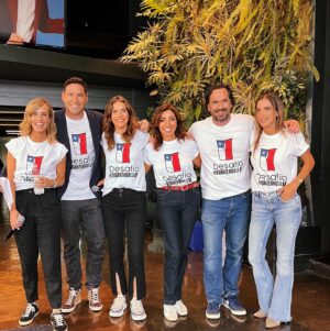 Carmen Gloria Arroyo Instagram - Estamos transmitiendo en el programa solidario más esperado del año, a *través de las redes sociales de Desafío Levantemos Chile*. 

Grandes artistas internacionales, como Lunay y Gente de Zona, y nacionales, como Paloma Mami, Pailita y Denisse Rosenthal, se unen para ir en ayuda de las familias afectadas por los incendios en la V Región ❤️‍🩹🇨🇱

*¡Tu también puedes ser parte de la acción, los esperamos a todos!* Juntos #LevantemosLaV

Para ver la transmisión ingresa al siguiente link 👇🏻 https://www.youtube.com/watch?v=-P0u0bYCOfw