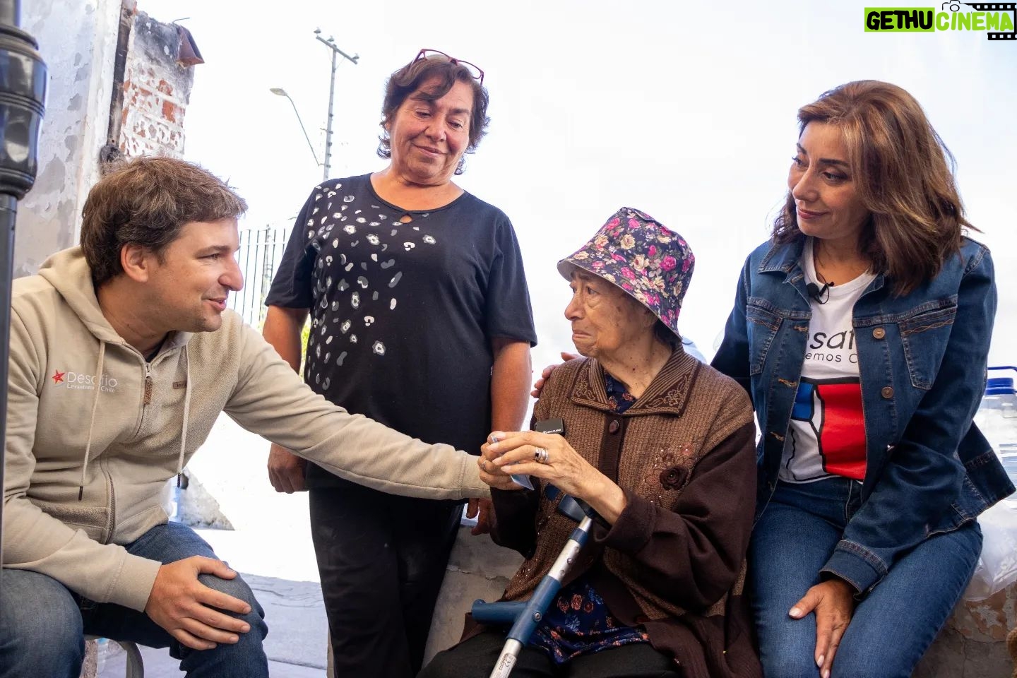 Carmen Gloria Arroyo Instagram - Personas que nos motivan a seguir dando lo mejor de nosotros 💪🏻🇨🇱 El viernes llegamos hasta Canal Chacao, al terreno de doña Alicia, donde vivimos una increíble mañana. Una comunidad de mujeres, que lleva más de 50 años en ese sector, amigas de toda la vida, que hoy ante la adversidad se levantan juntas de esta emergencia ❤️ Hoy, recibieron un gran impulso a través de nuestra tarjeta de reconstrucción, que les dará el pie inicial para recuperar sus hogares. Grandes historias de vida, un ejemplo a seguir para todos. ❤️🩹 Gracias por recibirnos con tanto cariño. También queremos agradecer a @cg_arroyo y su tremendo equipo, que nos acompaña siempre en terreno, demostrando su gran compromiso con las familias afectadas 🌟
