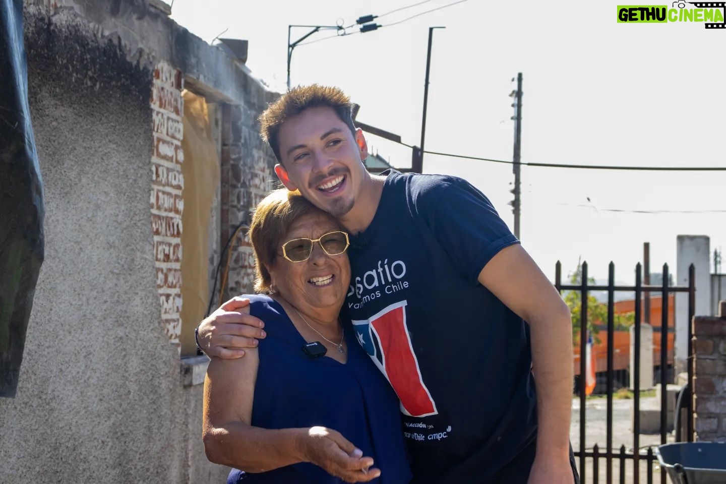 Carmen Gloria Arroyo Instagram - Personas que nos motivan a seguir dando lo mejor de nosotros 💪🏻🇨🇱 El viernes llegamos hasta Canal Chacao, al terreno de doña Alicia, donde vivimos una increíble mañana. Una comunidad de mujeres, que lleva más de 50 años en ese sector, amigas de toda la vida, que hoy ante la adversidad se levantan juntas de esta emergencia ❤️ Hoy, recibieron un gran impulso a través de nuestra tarjeta de reconstrucción, que les dará el pie inicial para recuperar sus hogares. Grandes historias de vida, un ejemplo a seguir para todos. ❤️🩹 Gracias por recibirnos con tanto cariño. También queremos agradecer a @cg_arroyo y su tremendo equipo, que nos acompaña siempre en terreno, demostrando su gran compromiso con las familias afectadas 🌟