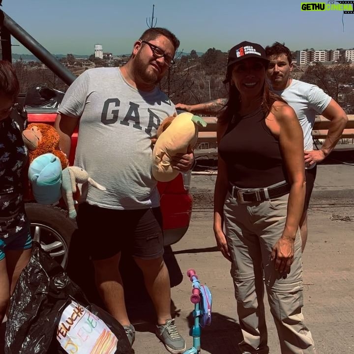 Carmen Gloria Arroyo - 1.8K Likes - 💪🏻¡Estamos en terreno, al servicio de chile!🇨🇱
‼️Ingresa a www.desafiolevantemoschile.cl y selecciona la campaña: “Ahora la Emergencia son los Incendios”, pincha: “DONAR”.