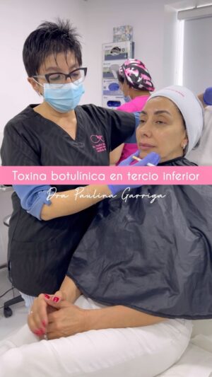 Carmen Gloria Arroyo Instagram - Antes de aplicar toxina botulínica es esencial evaluar tanto el tercio inferior como el superior . ¿Por qué? 🤔Porque existen músculos que ejercen mucha tracción hacia abajo, generando flacidez,  arrugas en la piel y que “se nos caiga la cara”. ¡No dudes en contactarnos al  56930 025 592! 📲 
Estamos aquí para resolver tus dudas. ✨