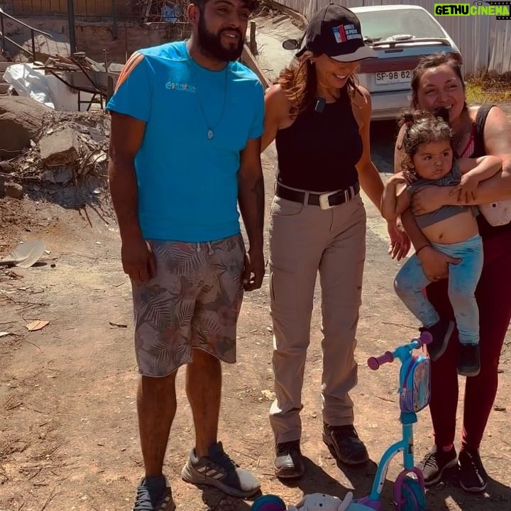 Carmen Gloria Arroyo - 1.8K Likes - 💪🏻¡Estamos en terreno, al servicio de chile!🇨🇱
‼️Ingresa a www.desafiolevantemoschile.cl y selecciona la campaña: “Ahora la Emergencia son los Incendios”, pincha: “DONAR”.