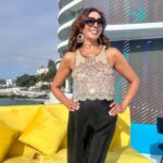 Carmen Gloria Arroyo Instagram - Segundo día de #arribaviña iniciando la previa del festival de Viña del Mar sin olvidar que durante toda la semana seguimos con nuestra campaña junto a @desafiochile y @techochile Look @rapsodiachileoficial Aros @labeatrizz Make Up @danielarojast7 HairStyle @karimmeplaza Styling @lore_flores