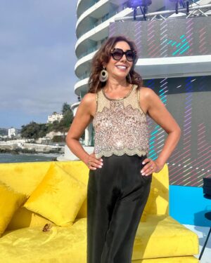 Carmen Gloria Arroyo Instagram - Segundo día de #arribaviña iniciando la previa del festival de Viña del Mar sin olvidar que durante toda la semana seguimos con nuestra campaña junto a @desafiochile y @techochile 

Look @rapsodiachileoficial 
Aros @labeatrizz 
Make Up @danielarojast7 
HairStyle @karimmeplaza 
Styling @lore_flores