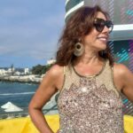 Carmen Gloria Arroyo Instagram – Segundo día de #arribaviña iniciando la previa del festival de Viña del Mar sin olvidar que durante toda la semana seguimos con nuestra campaña junto a @desafiochile y @techochile 

Look @rapsodiachileoficial 
Aros @labeatrizz 
Make Up @danielarojast7 
HairStyle @karimmeplaza 
Styling @lore_flores