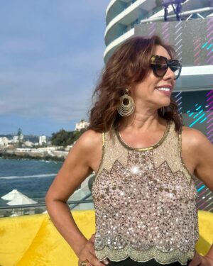 Carmen Gloria Arroyo Instagram - Segundo día de #arribaviña iniciando la previa del festival de Viña del Mar sin olvidar que durante toda la semana seguimos con nuestra campaña junto a @desafiochile y @techochile 

Look @rapsodiachileoficial 
Aros @labeatrizz 
Make Up @danielarojast7 
HairStyle @karimmeplaza 
Styling @lore_flores