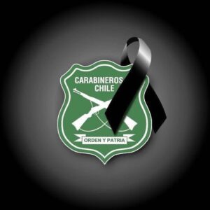 Carmen Gloria Arroyo Instagram - Ante la triste noticia del cobarde asesinato de los tres carabineros es inevitable reflexionar sobre a dónde hemos llegado y si será posible recuperar la paz.
Entiendo, es razonable y hasta me sumo a las exigencias a nuestras autoridades por medidas más radicales y eficientes para atacar la delincuencia y el terrorismo que nos tiene a todos con el corazón apretado; pero también es necesario que seamos parte de esos cambios, que participemos activa y responsablemente en la elección de nuestras autoridades, que entendamos que la educación parte en nuestros hogares, que enseñar a nuestros hijos el respeto de las normas, autoridades e instituciones es fundamental para una sociedad que debe vivir en comunidad.
Emocionan las muestras de apoyo de la ciudadanía, las desgarradoras declaraciones de los familiares y amigos de tres nuevos mártires, pero espero de todo corazón que todos, autoridades y ciudadanos, les rindamos el más importante de los honores recuperando este maravilloso país que tenemos, que sin ser perfecto nos hacía sentirnos orgullosos de ser chilenos 🇨🇱 💔