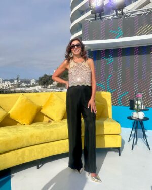 Carmen Gloria Arroyo Instagram - Segundo día de #arribaviña iniciando la previa del festival de Viña del Mar sin olvidar que durante toda la semana seguimos con nuestra campaña junto a @desafiochile y @techochile 

Look @rapsodiachileoficial 
Aros @labeatrizz 
Make Up @danielarojast7 
HairStyle @karimmeplaza 
Styling @lore_flores