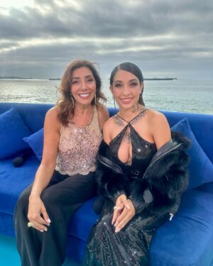 Carmen Gloria Arroyo Instagram - Segundo día de #arribaviña iniciando la previa del festival de Viña del Mar sin olvidar que durante toda la semana seguimos con nuestra campaña junto a @desafiochile y @techochile 

Look @rapsodiachileoficial 
Aros @labeatrizz 
Make Up @danielarojast7 
HairStyle @karimmeplaza 
Styling @lore_flores