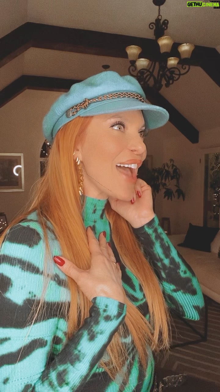 Carmit Bachar Instagram - I don’t wanna a lot for Christmas… I want EVERYTHING, all year 😛 Hope everyone’s season was filled with my favorite gift 🎁 LAUGHTER ✨ #happyholidays 🎄❄️🎁☃️✨✡️ #alliwantforchristmasisyou