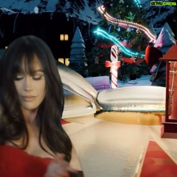Carmit Bachar - 4K Likes - SANTA BABY with @iamjessicasutta π Canβt believe this was 2 years ago! We had fun doing this classic togetherβ¦
Little did yβall know Jess had a bun in the ovenπΌπ»
Thanks to @hansc8 for making it happen in this AR!! β€οΈ Merry Xmas everyone πβοΈ
Watch the full version on YouTube!
#merryxmas #santababy #pussycatdolls