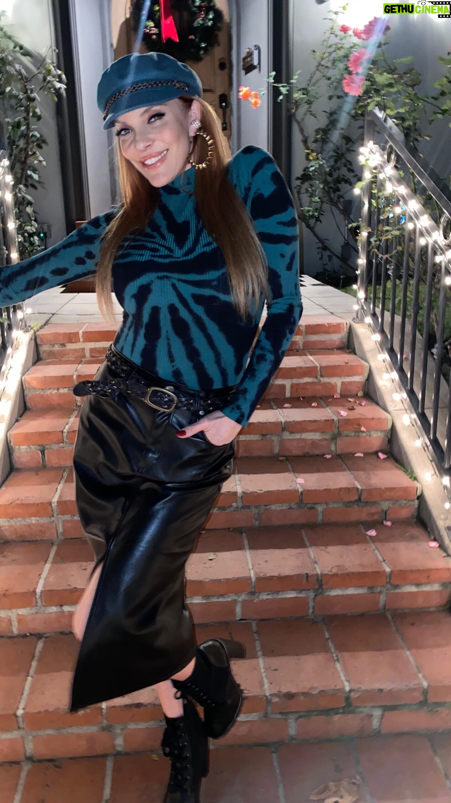Carmit Bachar - 1.1K Likes - Happy Holidays πβοΈπβοΈβ‘οΈ