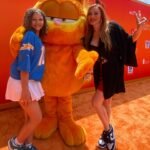 Carmit Bachar Instagram - This Pussycat had a blast with my kitten @kealarose_ 🧡@garfieldmovie @sonypictures @prattprattpratt #garfieldmovie #orangecarpet Ty @michelangelo 😘 @gettyimages