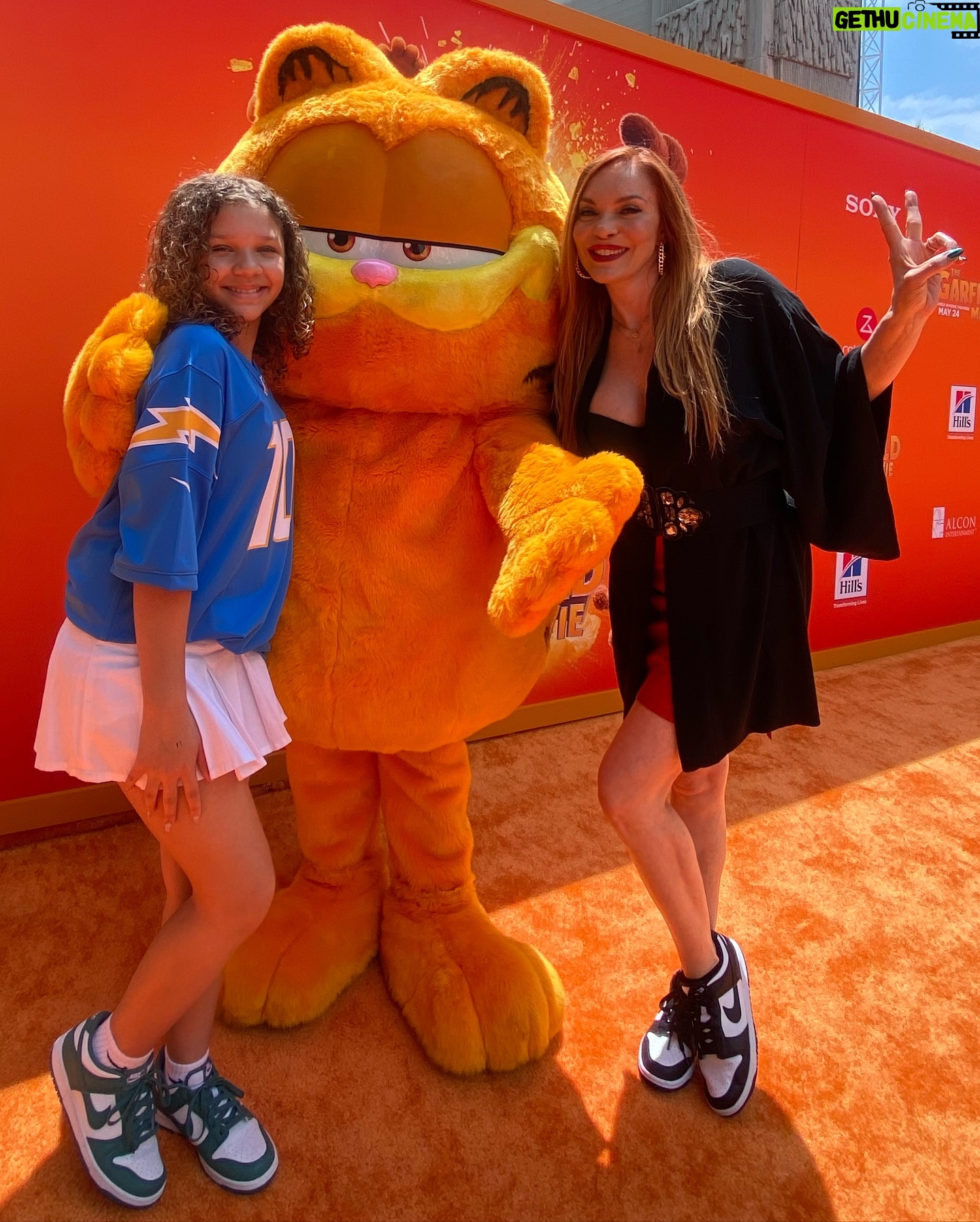 Carmit Bachar Instagram - This Pussycat had a blast with my kitten @kealarose_ ๐งก@garfieldmovie @sonypictures @prattprattpratt #garfieldmovie #orangecarpet Ty @michelangelo ๐ @gettyimages
