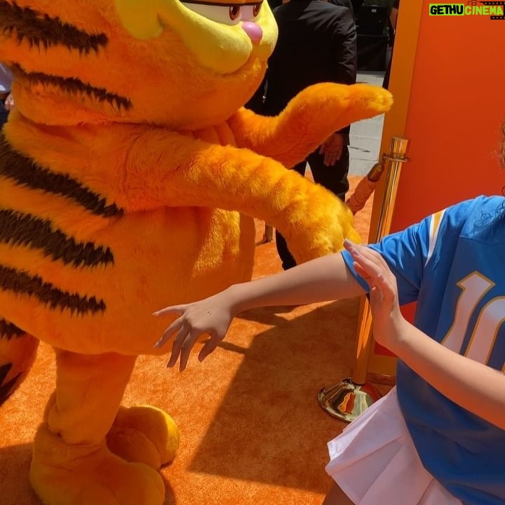 Carmit Bachar Instagram - This Pussycat had a blast with my kitten @kealarose_ ๐งก@garfieldmovie @sonypictures @prattprattpratt #garfieldmovie #orangecarpet Ty @michelangelo ๐ @gettyimages