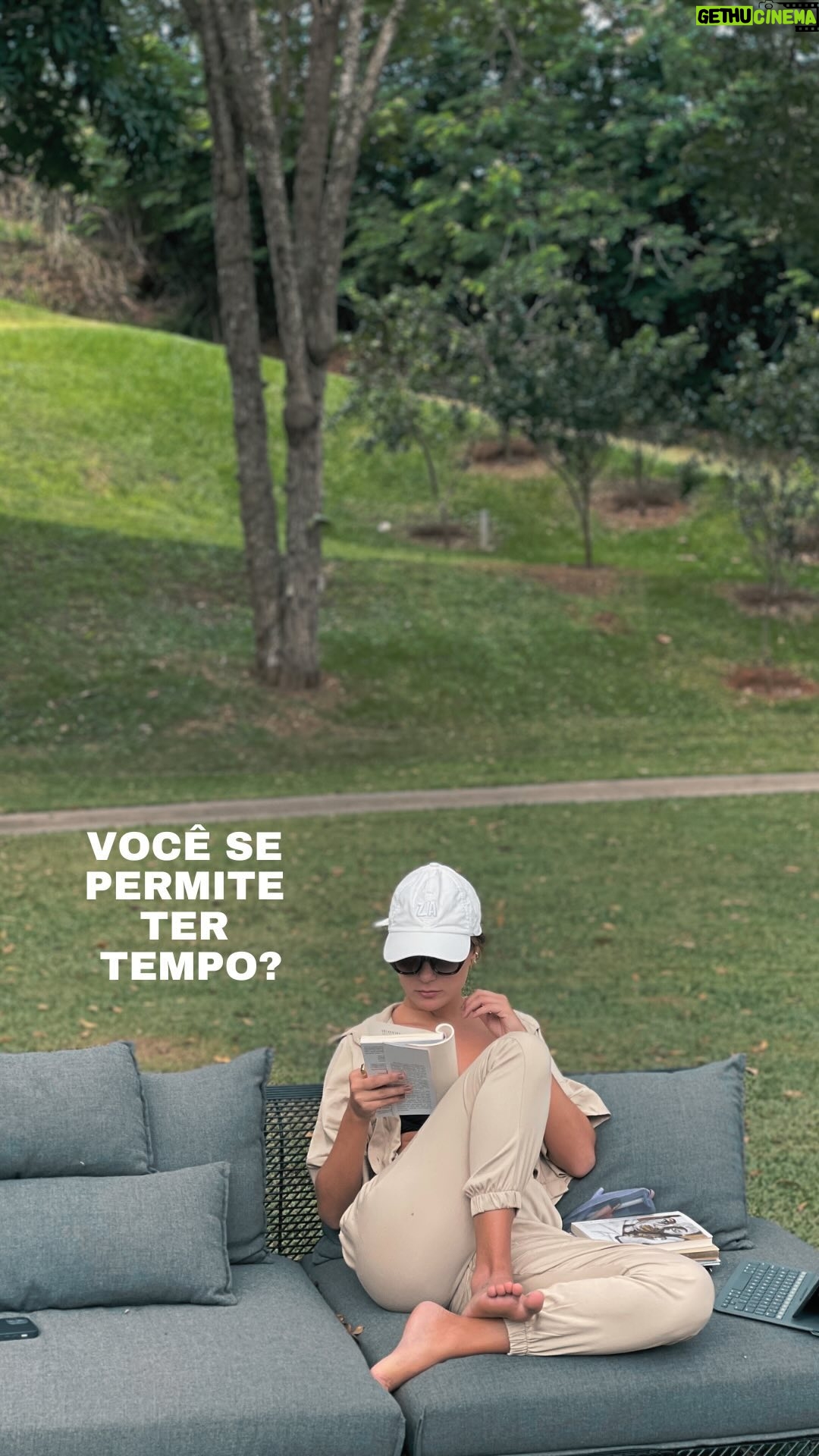 Carol Garcia - 3 Likes - eu sei que tempo é luxo. mas você, que está imersa no trabalho, imersa no desejo de consumo, imersa no cansaço como algo natural já pensou que é importante cavar o tempo pro próximo passo? cavar o tempo para se realinhar? você que PODE se oferecer tempo, mas escolhe viver girando no ritmo do stress como se isso fosse uma condição absolutamente normal, já pensou que é fundamental olhar pro seu corpo?
o que eu posso dizer é que eu fiquei de segunda a sexta no Saison e voltei com muito mais energia para encarar a loucura.
o Saison é incrível, inclusive, para ir com mãe, irmão, irmã, família, amigos… porque lá a gente tem tempo de se cuidar junto e assim fortalecer corpo, mente e espírito.
enfim… sem palavras para esse lugar.
já estou cavando na agenda um tempo para o retorno.
até já!
.
#bemestar #amorproprio #cuidadointimo #spa #saisonspa #saude #saudemental #saudeemocional #nutrição #musculação #exercíciofísico #personaltrainer