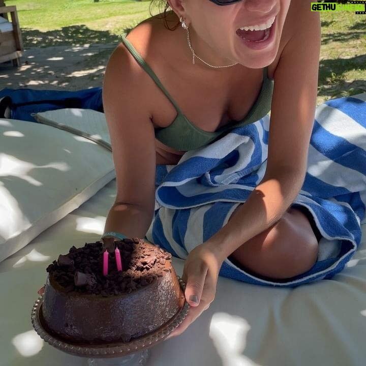 Carol Garcia - 3 Likes - 3.4 🎂 às vezes me dá medo. (Mas eu estou na @viladosorixas e preciso agradecer a minha amiga @jusva_84 )
fiz minha revolução solar com a Dani e fiquei pensando como a astrologia é encantadora. um norte, um guia. é bom se ver. mas dá medo - mesmo tendo tanta coragem - dá medo.
gosto muito de ficar de pés descalços em lugares que não devo. tipo no samba. preferia não ter que usar sapatos. gosto de restaurante chique, comida boa, frutos do mar. mas gosto de arroz com feijão, churrasquinho de rua, até na lapa. pagode me pega. até lacrimejo. mas gosto de uma melodia dissonante, uma letra confusa, uma metáfora bem feita. tô fazendo 34 anos de um jeito que eu criei: longe de casa. me sentindo amada. AMANDO. recebendo o tempo. preparando o ano novo. com poucas pessoas. com pés descalços. uma roupa chique depois do biquíni. um desejo de cheetos de requeijão. mas vontade de comer fruta e risoto. tomar um álcool - pouco, ainda não sei como é a ressaca aos 34. e amanhã é dia de Iemanjá. e eu tô na Bahia. Se eu fosse a Anitta eu me parabenizava. E vou. Parabéns pra mim.
AOS MEUS AMIGOS DE VERDADE: todo meu amor!
@jhone.be obrigada por esse conjunto especial, único e verde!!!!!!! @karinachav sem palavras pra vc!!!!