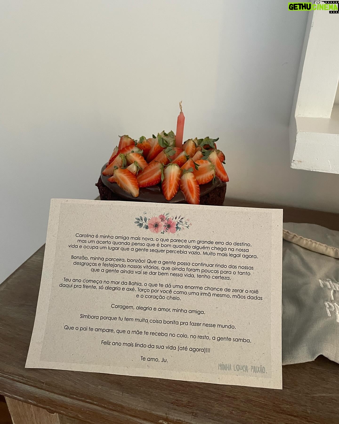 Carol Garcia - 3 Likes - 3.4 🎂 às vezes me dá medo. (Mas eu estou na @viladosorixas e preciso agradecer a minha amiga @jusva_84 )
fiz minha revolução solar com a Dani e fiquei pensando como a astrologia é encantadora. um norte, um guia. é bom se ver. mas dá medo - mesmo tendo tanta coragem - dá medo.
gosto muito de ficar de pés descalços em lugares que não devo. tipo no samba. preferia não ter que usar sapatos. gosto de restaurante chique, comida boa, frutos do mar. mas gosto de arroz com feijão, churrasquinho de rua, até na lapa. pagode me pega. até lacrimejo. mas gosto de uma melodia dissonante, uma letra confusa, uma metáfora bem feita. tô fazendo 34 anos de um jeito que eu criei: longe de casa. me sentindo amada. AMANDO. recebendo o tempo. preparando o ano novo. com poucas pessoas. com pés descalços. uma roupa chique depois do biquíni. um desejo de cheetos de requeijão. mas vontade de comer fruta e risoto. tomar um álcool - pouco, ainda não sei como é a ressaca aos 34. e amanhã é dia de Iemanjá. e eu tô na Bahia. Se eu fosse a Anitta eu me parabenizava. E vou. Parabéns pra mim.
AOS MEUS AMIGOS DE VERDADE: todo meu amor!
@jhone.be obrigada por esse conjunto especial, único e verde!!!!!!! @karinachav sem palavras pra vc!!!!