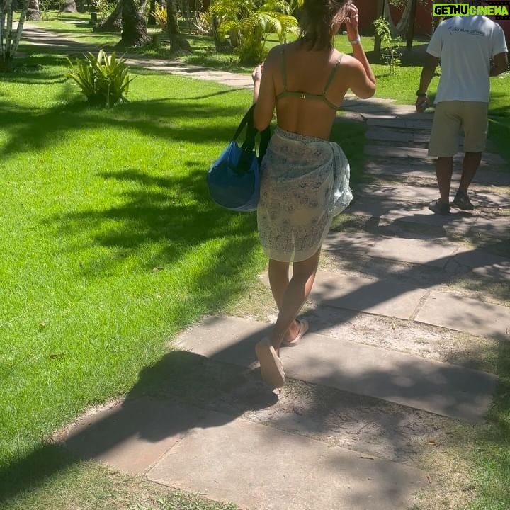 Carol Garcia - 3 Likes - 3.4 🎂 às vezes me dá medo. (Mas eu estou na @viladosorixas e preciso agradecer a minha amiga @jusva_84 )
fiz minha revolução solar com a Dani e fiquei pensando como a astrologia é encantadora. um norte, um guia. é bom se ver. mas dá medo - mesmo tendo tanta coragem - dá medo.
gosto muito de ficar de pés descalços em lugares que não devo. tipo no samba. preferia não ter que usar sapatos. gosto de restaurante chique, comida boa, frutos do mar. mas gosto de arroz com feijão, churrasquinho de rua, até na lapa. pagode me pega. até lacrimejo. mas gosto de uma melodia dissonante, uma letra confusa, uma metáfora bem feita. tô fazendo 34 anos de um jeito que eu criei: longe de casa. me sentindo amada. AMANDO. recebendo o tempo. preparando o ano novo. com poucas pessoas. com pés descalços. uma roupa chique depois do biquíni. um desejo de cheetos de requeijão. mas vontade de comer fruta e risoto. tomar um álcool - pouco, ainda não sei como é a ressaca aos 34. e amanhã é dia de Iemanjá. e eu tô na Bahia. Se eu fosse a Anitta eu me parabenizava. E vou. Parabéns pra mim.
AOS MEUS AMIGOS DE VERDADE: todo meu amor!
@jhone.be obrigada por esse conjunto especial, único e verde!!!!!!! @karinachav sem palavras pra vc!!!!