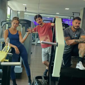 Carol Garcia Instagram - Fiz balé na infância, sapateado, dança de rua. Fiz circo: tecido, trapézio. Fiz faculdade de teatro, aulas de corpo, de dança contemporânea, pós graduação em dança na Angel Viana. E nunca gostei de academia. Não entendia o sentido de puxar peso. Até que meus joelhos começaram a me lembrar que o corpo precisa de força, músculo e cuidado. Com pouco menos de 20 anos e já sentia dores fortíssimas. Mas só agora, anos depois, que eu entendo o sentido da academia, o valor dela para meu corpo de maneira integral. Venho aprendendo na prática como musculação melhora meu humor, meu sono e MEUS JOELHOS (além dos ombros, que na época da novela Quanto Mais Vida Melhor, quando tive que aprender pole dance, inflamou por falta de tônus). Bom… isso tudo pra dizer que eu e meu personal Cadu, encontramos uma academia que nos atende perfeitamente bem. A @brilhodaguaefitness é um espaço família, com professores atenciosos que não estão na sala atoa… eles realmente fazem um trabalho de verdade e de cuidado. Se você está em casa sentindo dores, LEVANTA A BUNDA DO SOFÁ e encontra com a gente na Briljo D’água.