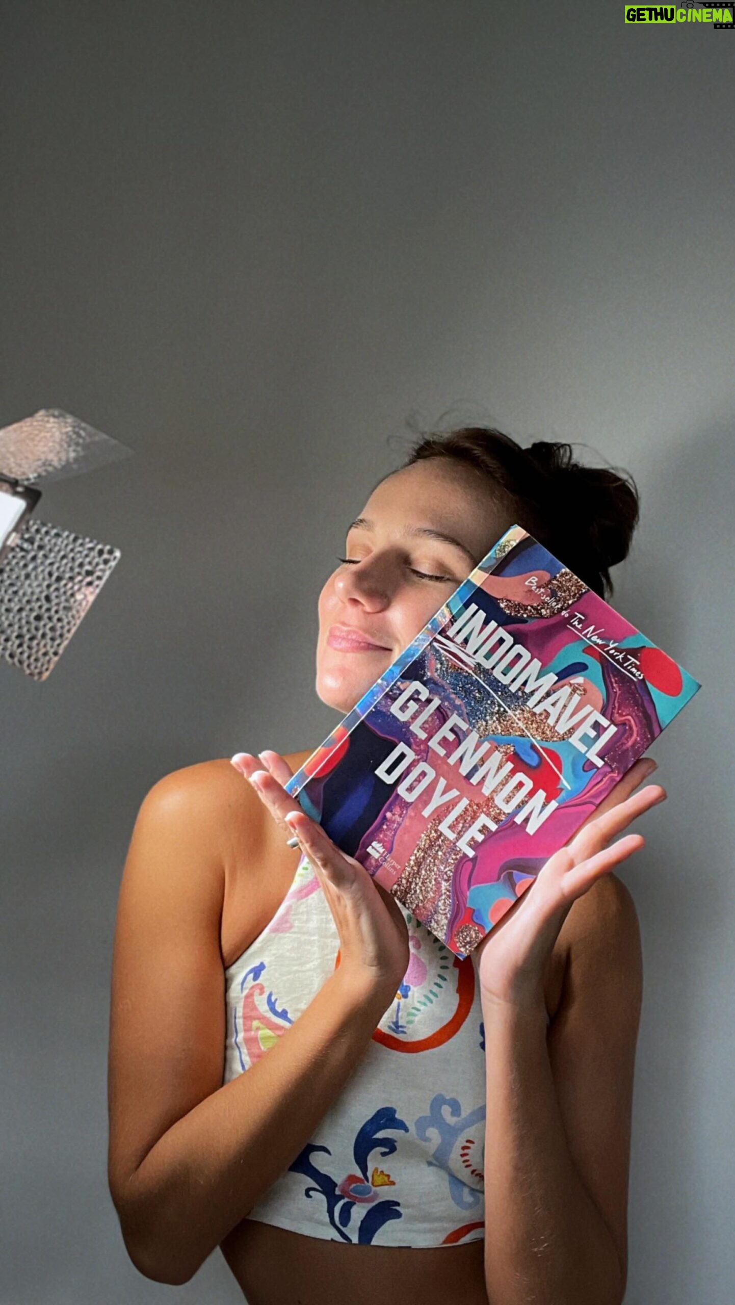 Carol Garcia - 3 Likes - Repressão feminina.
Aprendemos a ser cortejadas… mas e o NOSSO desejo?
A relação do machismo no amor é algo bizarro.
.
#leitura #literaturabrasileira #escritorasbrasileiras #escritacriativa #livros #bookstagram #glenondoyle #feminismo #repressaosexual #amor
