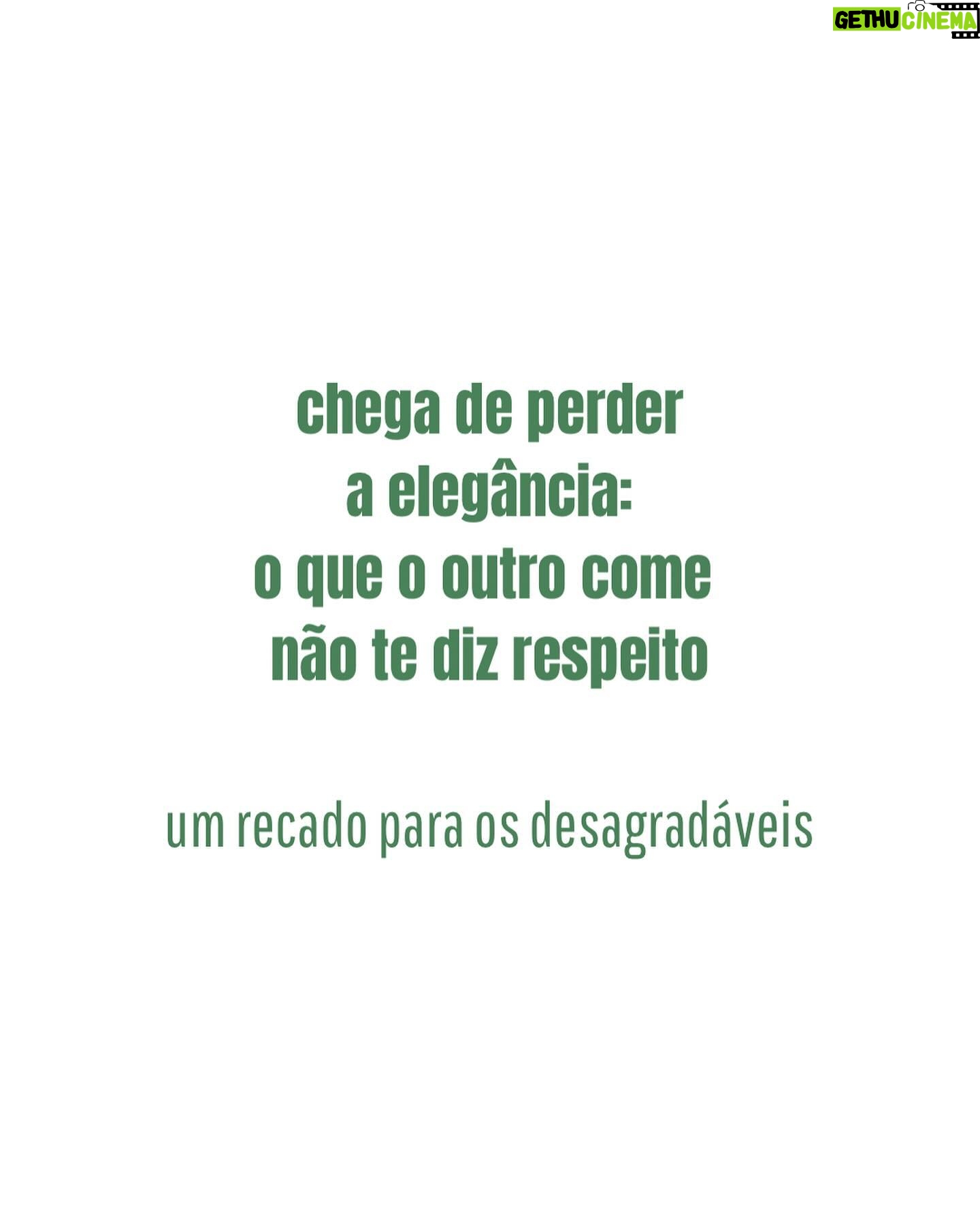 Carol Garcia - 3 Likes - Sempre achei desrespeitoso comentar sobre o prato de comida de alguém. É constrangedor.
O momento da refeição de alguém é sagrado e cada um sabe das necessidades do próprio corpo.
Nos casos de compulsão alimentar oriundos de dificuldades emocionais e psicológicas, o seu comentário fica ainda mais grosseiro e indelicado.
Não devemos ser invasivos nos processos de ninguém.
PAREM DE SER DESELEGANTES, DESRESPEITOSOS E INVASIVOS.
Olhemos para a nossa saúde, para o nosso corpo, para os nossos desejos...
———Homens estão cada vez mais egoístas, então que sejam egoístas nesse momento e olhem apenas para o prato de comida de vocês, deixem a gente em paz.
> o participante do BBB, que é chamado no diminutivo (o que combina perfeitamente) está inadequado em diversas questões – porém, sempre é relacionado a uma mulher... não é por acaso – é assim que é – homens se acham proprietários dos corpos femininos... mesmo os corpos de pessoas que não lhe deram nenhuma confiança, afinal, eles tem o delírio de que são os donos de tudo.
“que isso, boa de boca”
“magra de ruim, como que nem homem”
“vai comer de novo? vai engordar hein”
“que prato de peão é esse?”
#bbb #rodriguinho #compulsaoalimentar #respeitoaoproximo #sacocheio