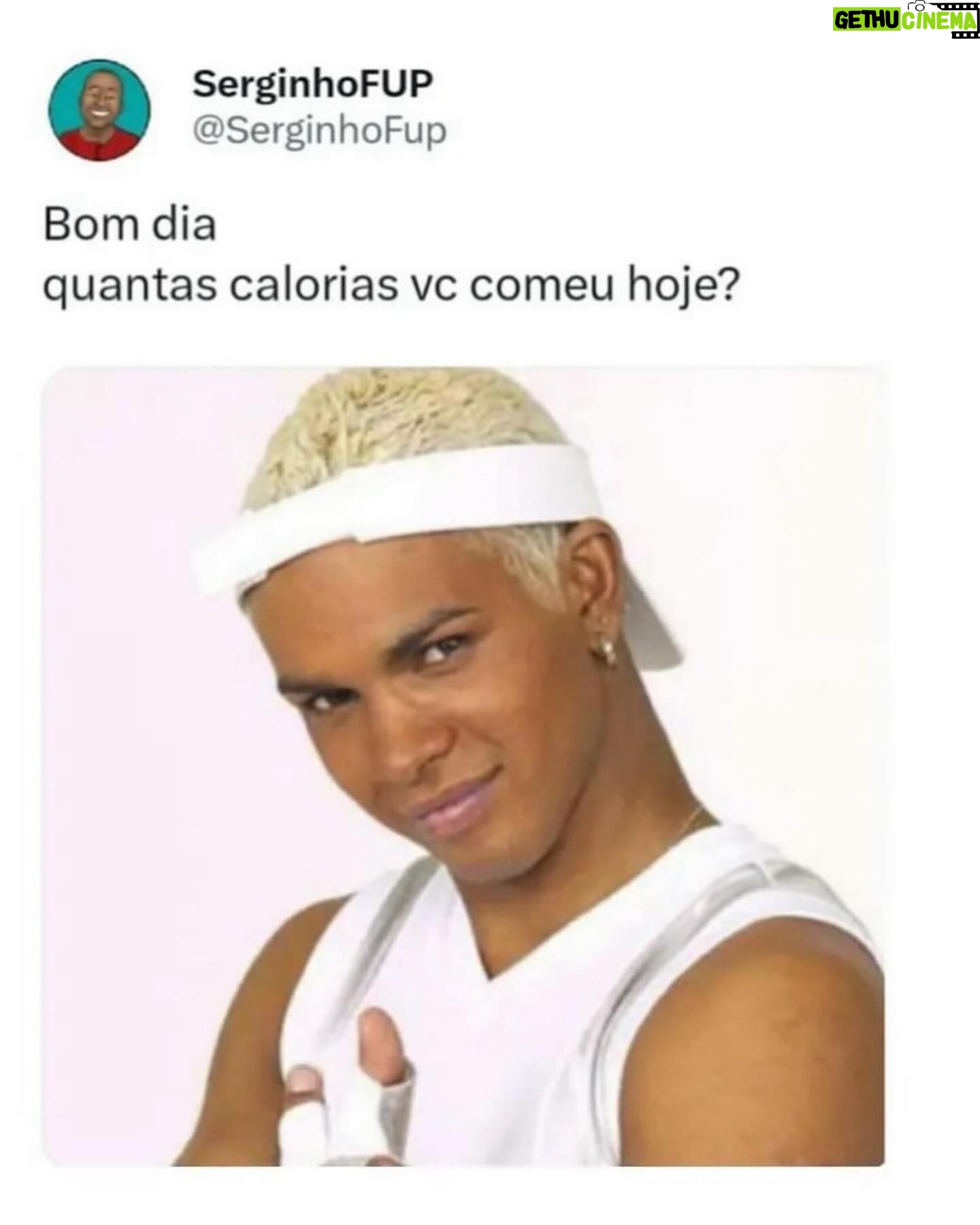 Carol Garcia - 3 Likes - Sempre achei desrespeitoso comentar sobre o prato de comida de alguém. É constrangedor.
O momento da refeição de alguém é sagrado e cada um sabe das necessidades do próprio corpo.
Nos casos de compulsão alimentar oriundos de dificuldades emocionais e psicológicas, o seu comentário fica ainda mais grosseiro e indelicado.
Não devemos ser invasivos nos processos de ninguém.
PAREM DE SER DESELEGANTES, DESRESPEITOSOS E INVASIVOS.
Olhemos para a nossa saúde, para o nosso corpo, para os nossos desejos...
———Homens estão cada vez mais egoístas, então que sejam egoístas nesse momento e olhem apenas para o prato de comida de vocês, deixem a gente em paz.
> o participante do BBB, que é chamado no diminutivo (o que combina perfeitamente) está inadequado em diversas questões – porém, sempre é relacionado a uma mulher... não é por acaso – é assim que é – homens se acham proprietários dos corpos femininos... mesmo os corpos de pessoas que não lhe deram nenhuma confiança, afinal, eles tem o delírio de que são os donos de tudo.
“que isso, boa de boca”
“magra de ruim, como que nem homem”
“vai comer de novo? vai engordar hein”
“que prato de peão é esse?”
#bbb #rodriguinho #compulsaoalimentar #respeitoaoproximo #sacocheio