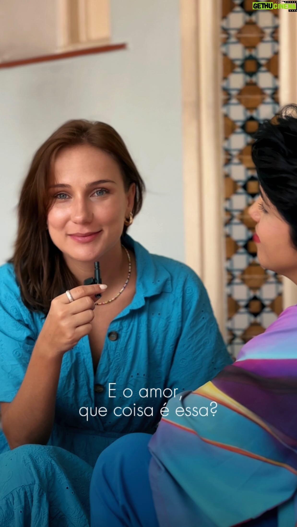 Carol Garcia - 231 Likes - cabe amor dentro do verbo
namorar.
quanto?
e que coisa é essa, o amor?
não sabemos.
duas amantes da palavra
não sabem o que logo essa, tão dita, significa?
sim,
e preferimos assim.
porque, assim,
seguimos em movimento.
cantando
escrevendo
vivendo
vivendo.
seguimos.