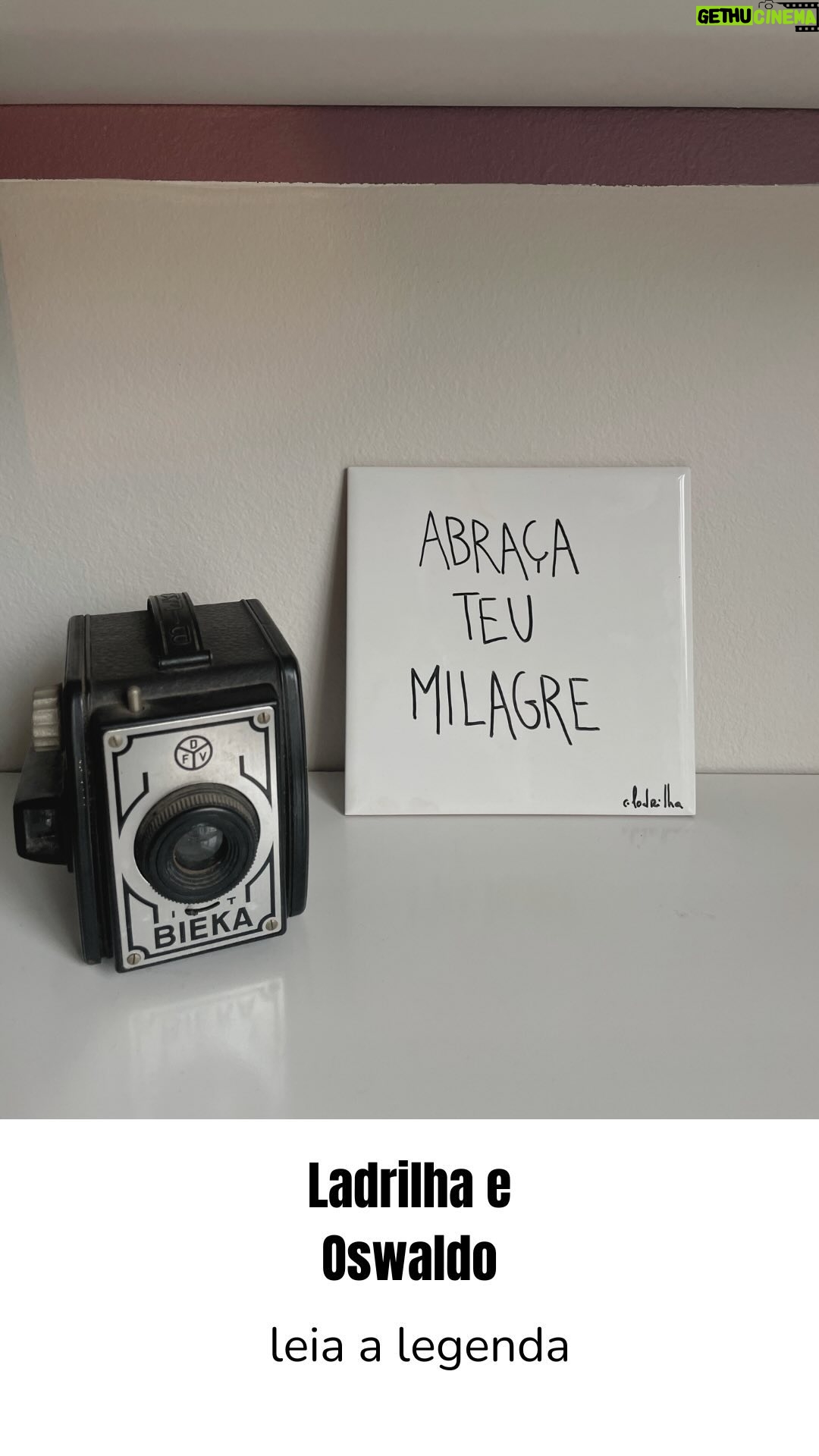 Carol Garcia - 3 Likes - Você tem abraçado o seu milagre?
Esse é o foco, galera.
Estar em estado de atenção para nossos milagres.
E o que eles são?
Tem ideia?
No caso do Oswaldo ele dizia o quanto quis fugir da música. Enquanto eu estava fugindo do humor.
Eu achava que não era valorizada o suficiente fazendo humor. E recusei trabalhos, tentei fugir de diversas formas… e a verdade é que eu só perdi. Porque eu AMO fazer humor. Embora eu saiba bem que não me limito a ele. Mas qual o sentido em negá-lo?
Eu pensava: mas eu amo ler, estudo pra caramba, não me acomodo, tenho foco, disciplina… quero mais!
Acontece que se a gente aprende a valorizar nossos lugares de brilho, muita coisa começa a acontecer em volta.
FOCO NO MILAGRE, GALERA!
NO MAIS: te amo @ladrilha minha irmã, única e fodona.
te amo @oswaldomontenegro parceiro de tanta conversa.
#leitura #escritoras #humor #escritacriativa #autoconhecimento #atrizbrasileira