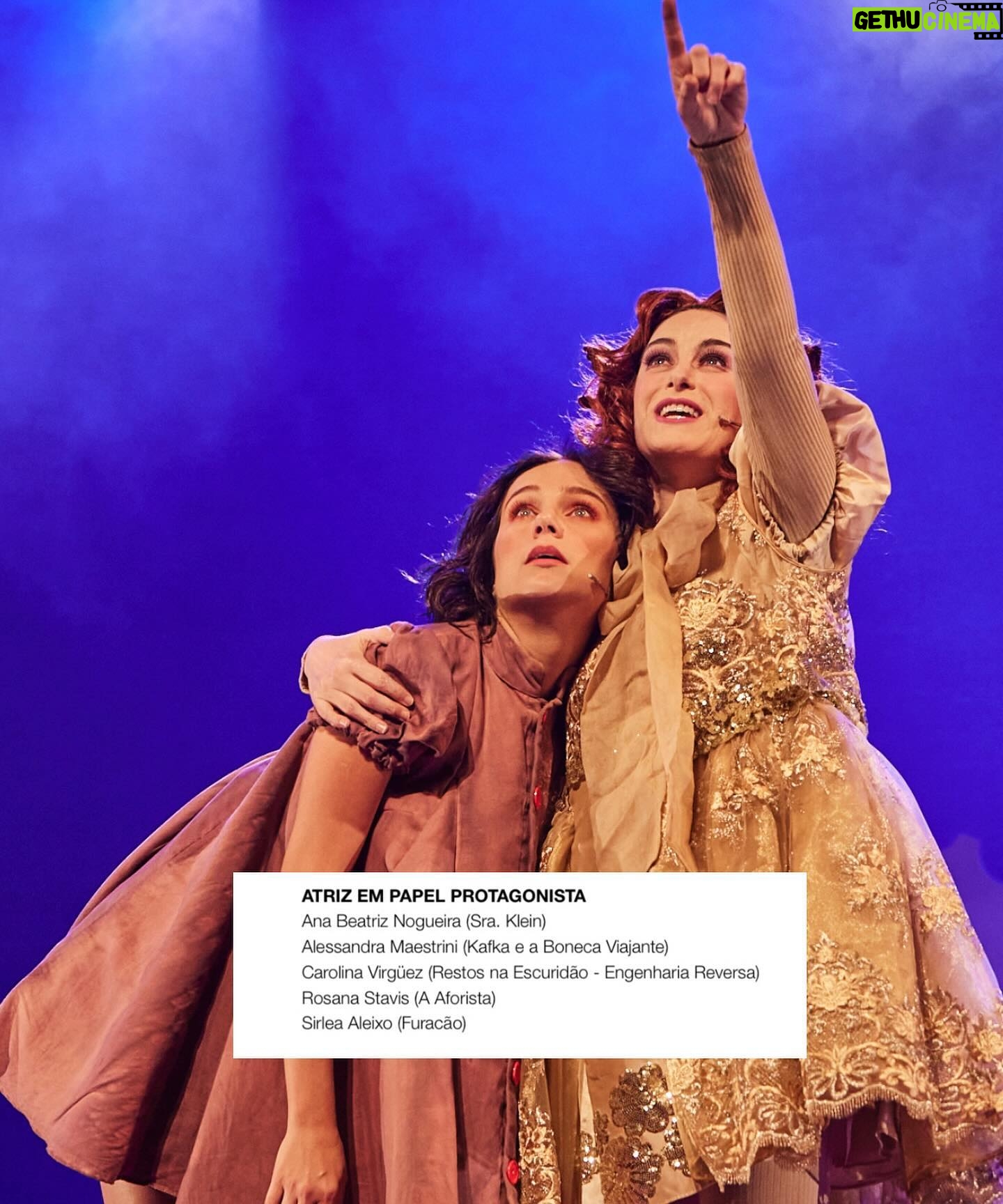 Carol Garcia - 3 Likes - Eu nunca tinha sido indicada a um prêmio de TEATRO. Tive muita fé que voltaria ao palco, depois de 3 anos trabalhando apenas no audiovisual, fazendo algo que eu realmente acreditasse. Aconteceu. Não foi fácil esse processo. Esbarrei em muitas dificuldades, inclusive físicas, questões de saúde, quis até desistir de tudo. Então essa indicação vem como uma afirmação… Me sinto honrada (como disse meu amigo André Dias)
Nossa peça teve várias indicações. André Dias, Alessandra Maestrini, João Pimenta, Márcia Rubim e Nello Marrese. Profissionais que admiro muito e que são gente de TEATRO! Gosto muito disso.
Voltamos em cartaz em MARÇO.
Reestrearemos no RJ. Depois seguimos por mais viagens.
Quem não viu, vai lá com a gente.
Quem já viu pode ir de novo pq depois de tanta estrada a gente amadureceu.
Caminho amadurece.
Até já 🤍
Ps: estou ao lado de atrizes FODAS.