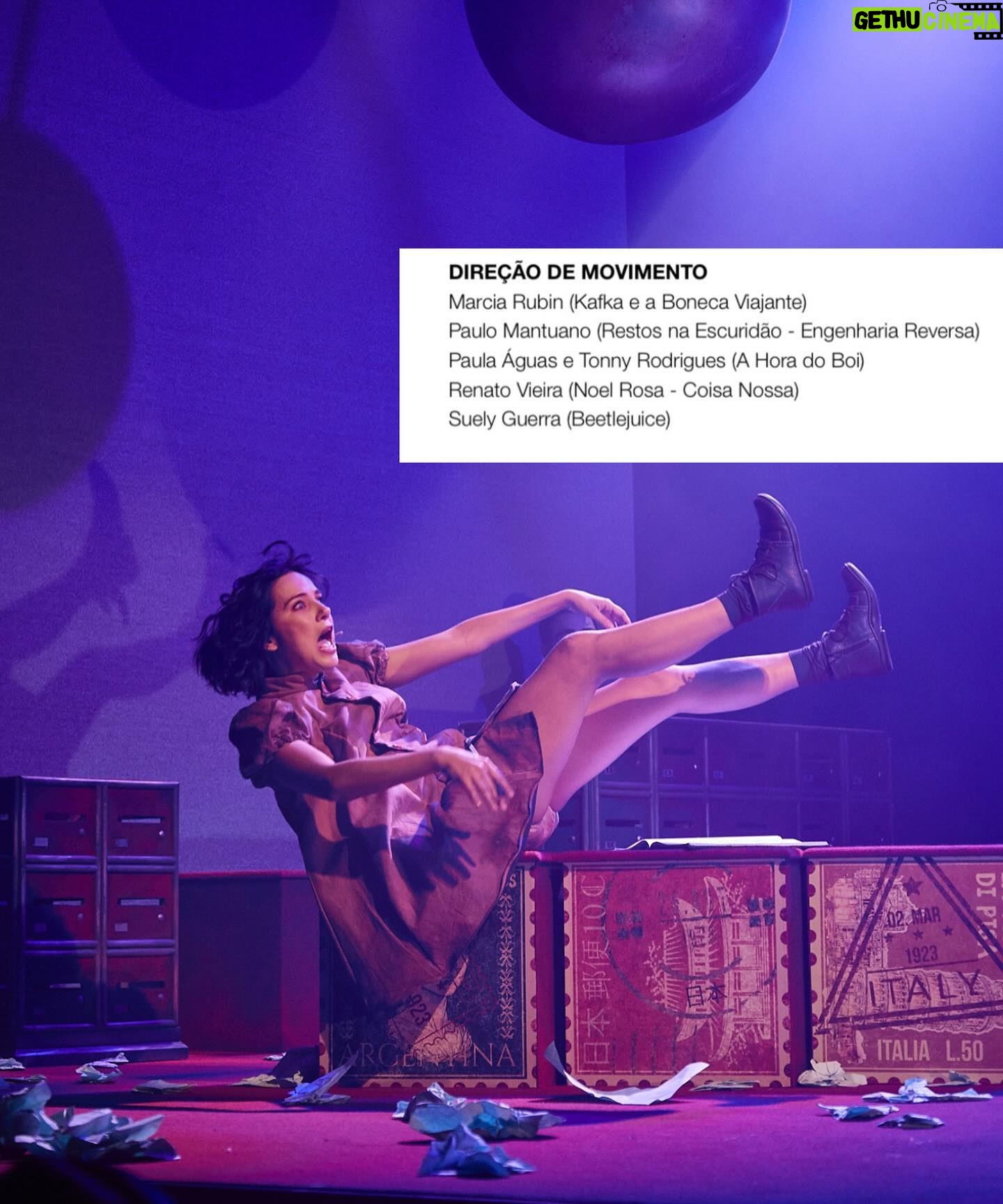 Carol Garcia - 3 Likes - Eu nunca tinha sido indicada a um prêmio de TEATRO. Tive muita fé que voltaria ao palco, depois de 3 anos trabalhando apenas no audiovisual, fazendo algo que eu realmente acreditasse. Aconteceu. Não foi fácil esse processo. Esbarrei em muitas dificuldades, inclusive físicas, questões de saúde, quis até desistir de tudo. Então essa indicação vem como uma afirmação… Me sinto honrada (como disse meu amigo André Dias)
Nossa peça teve várias indicações. André Dias, Alessandra Maestrini, João Pimenta, Márcia Rubim e Nello Marrese. Profissionais que admiro muito e que são gente de TEATRO! Gosto muito disso.
Voltamos em cartaz em MARÇO.
Reestrearemos no RJ. Depois seguimos por mais viagens.
Quem não viu, vai lá com a gente.
Quem já viu pode ir de novo pq depois de tanta estrada a gente amadureceu.
Caminho amadurece.
Até já 🤍
Ps: estou ao lado de atrizes FODAS.