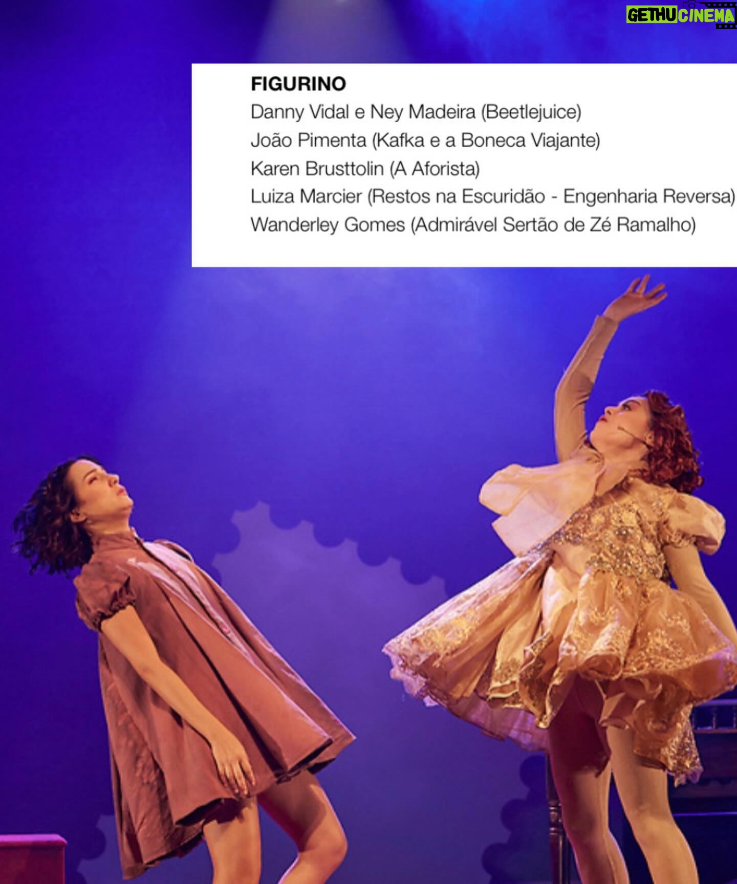 Carol Garcia - 3 Likes - Eu nunca tinha sido indicada a um prêmio de TEATRO. Tive muita fé que voltaria ao palco, depois de 3 anos trabalhando apenas no audiovisual, fazendo algo que eu realmente acreditasse. Aconteceu. Não foi fácil esse processo. Esbarrei em muitas dificuldades, inclusive físicas, questões de saúde, quis até desistir de tudo. Então essa indicação vem como uma afirmação… Me sinto honrada (como disse meu amigo André Dias)
Nossa peça teve várias indicações. André Dias, Alessandra Maestrini, João Pimenta, Márcia Rubim e Nello Marrese. Profissionais que admiro muito e que são gente de TEATRO! Gosto muito disso.
Voltamos em cartaz em MARÇO.
Reestrearemos no RJ. Depois seguimos por mais viagens.
Quem não viu, vai lá com a gente.
Quem já viu pode ir de novo pq depois de tanta estrada a gente amadureceu.
Caminho amadurece.
Até já 🤍
Ps: estou ao lado de atrizes FODAS.