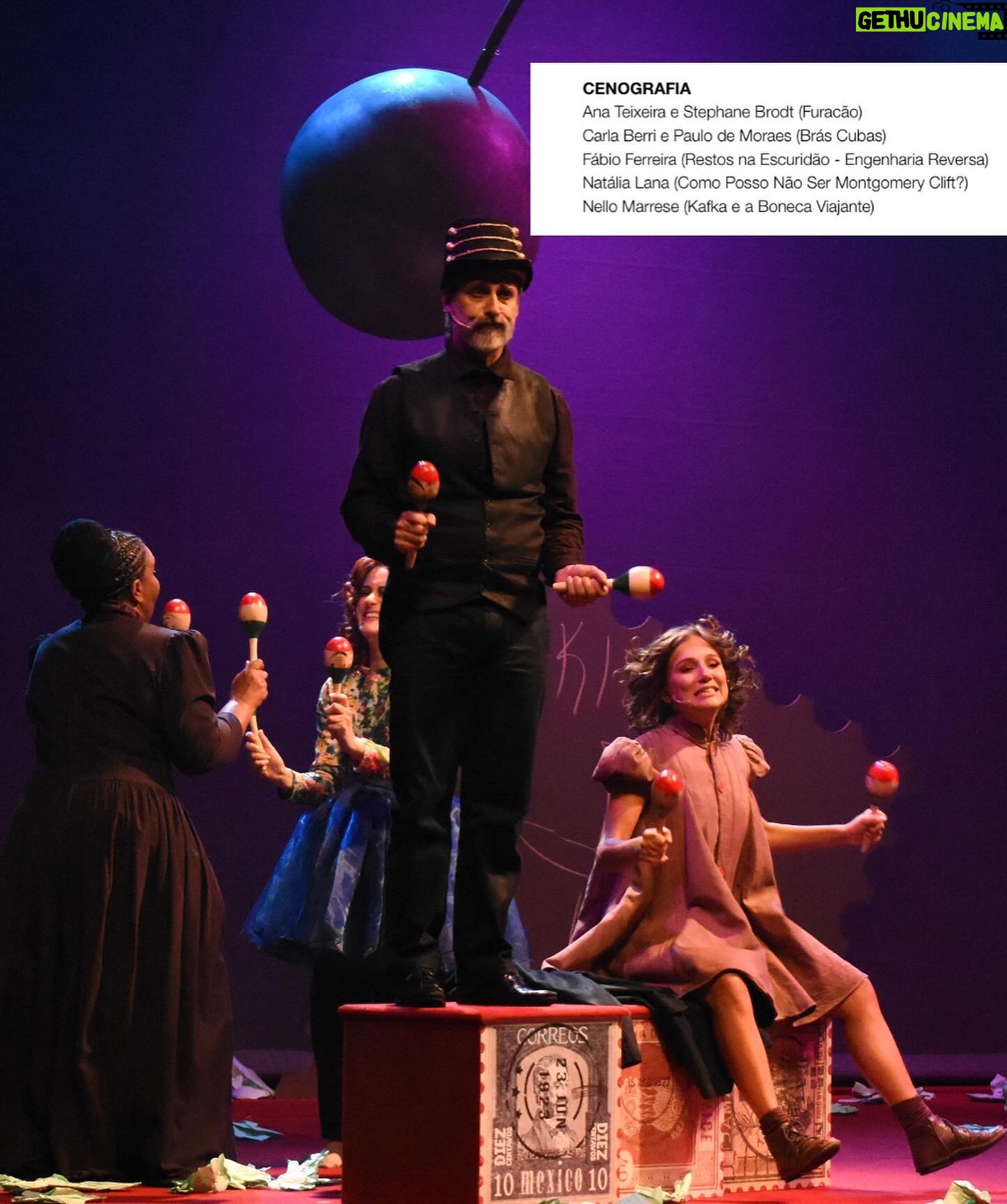 Carol Garcia - 3 Likes - Eu nunca tinha sido indicada a um prêmio de TEATRO. Tive muita fé que voltaria ao palco, depois de 3 anos trabalhando apenas no audiovisual, fazendo algo que eu realmente acreditasse. Aconteceu. Não foi fácil esse processo. Esbarrei em muitas dificuldades, inclusive físicas, questões de saúde, quis até desistir de tudo. Então essa indicação vem como uma afirmação… Me sinto honrada (como disse meu amigo André Dias)
Nossa peça teve várias indicações. André Dias, Alessandra Maestrini, João Pimenta, Márcia Rubim e Nello Marrese. Profissionais que admiro muito e que são gente de TEATRO! Gosto muito disso.
Voltamos em cartaz em MARÇO.
Reestrearemos no RJ. Depois seguimos por mais viagens.
Quem não viu, vai lá com a gente.
Quem já viu pode ir de novo pq depois de tanta estrada a gente amadureceu.
Caminho amadurece.
Até já 🤍
Ps: estou ao lado de atrizes FODAS.