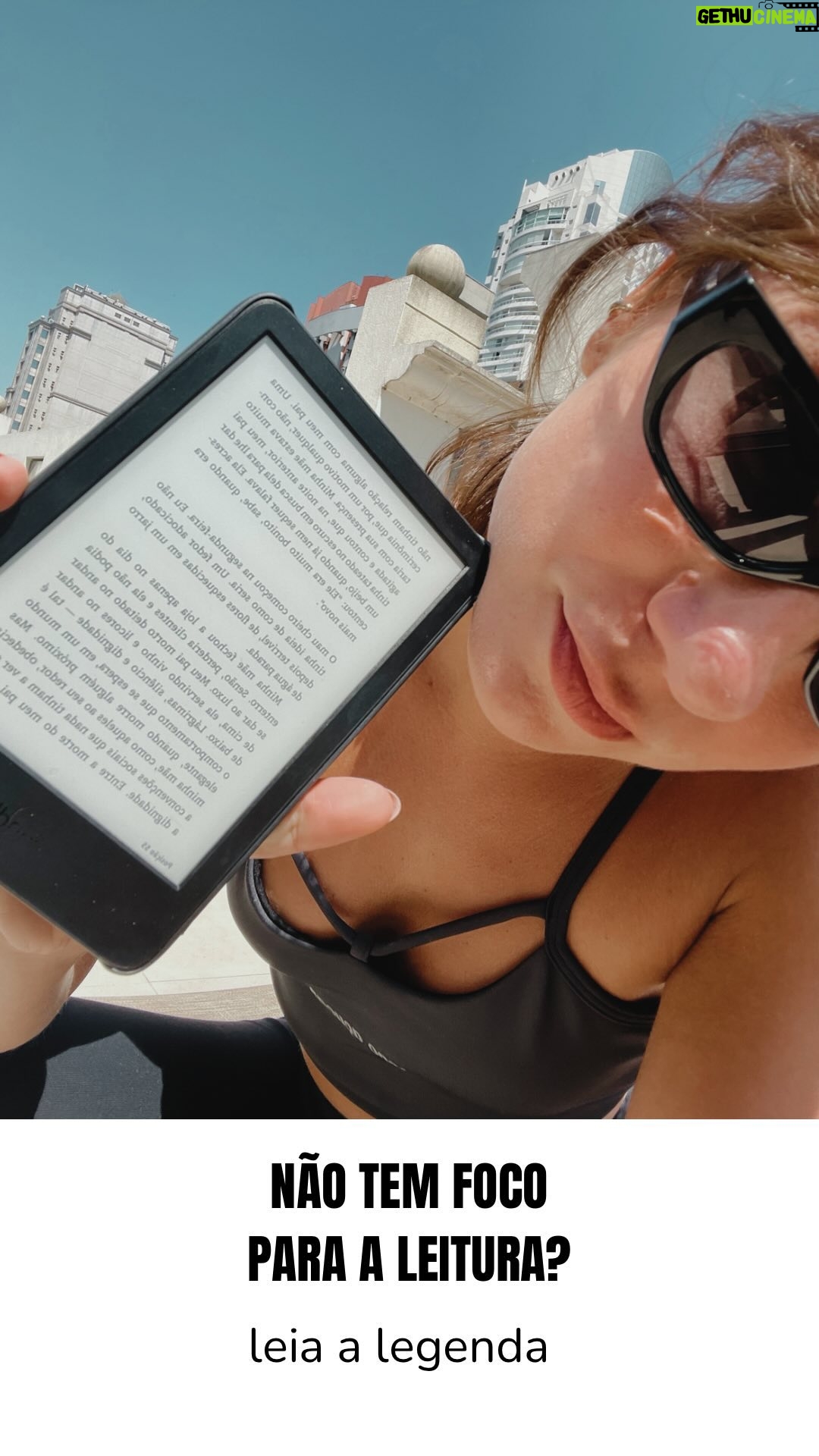 Carol Garcia - 3 Likes - Você não consegue ter uma rotina de leitura? Eu já fui essa pessoa e vira e mexe eu volto a ser ela. Mas eu criei meus métodos para fortalecer o meu compromisso com meu crescimento pessoal.
Primeiro salva esse post para você reler sempre que precisar e achar com facilidade.
1- primeiro é muito importante você escolher livros que se comuniquem com suas buscas. Não adianta nada ler o livro da moda, os mais vendidos ou o que você acho que é OBRIGATÓRIO. Não. A leitura, para te envolver, precisa se comunicar com o seu estilo.
2- comece por textos curtos, talvez assim você consiga começar ou voltar a ter uma rotina de leitura.
3 - escolha um tempo para você! Nós vivemos correndo e consumindo muita internet, então escolha o momento que é seu e ninguém vai te roubar. O seu pode ser pela manha, ou no transporte publico, ou a noite naquele momento gostoso antes de dormir.
4 - se for possível, prepare o ambiente. Ritualizar a leitura é um gesto de cuidado com você, e eu juro, dá muito prazer. Então escolha uma iluminação, prepare uma bebida que você goste, um cheiro, uma vela… ou seja: qualquer coisa que te faca sentir bem. Eu gosto muito de tomar banho, me sentir cheirosa, colocar uma roupa muito confortável, ligo o difusor de ambientes, no calor faço um suco, no frio tomo um vinho. AMO fazer isso. Não é sempre que vamos ter tempo ou espaço ideal para fazer isso… sugiro que a gente se respeite e não se force a nada, porem vejo a leitura como parte fundamental para o nosso crescimento como indivíduos e como sociedade, então insisto: comece a ler sim, a cultura é o chão de qualquer comunidade. (Tudo isso eu digo para quem tem acesso e para que mais pessoas tenham acesso)
Se precisar de ajuda: me chama.
#artescenicas #leitura #escritoras #escritacriativa #literaturabrasileira